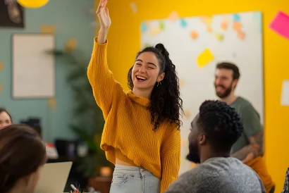 Alumna participa en una actividad formativa en el aula.
